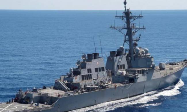 Есмінець США та цивільні судна атаковані у Червоному морі – Пентагон фото