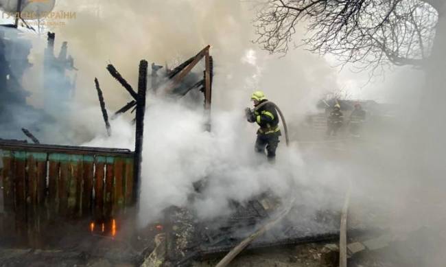 У Запорізькому районі через порушення правил експлуатації пічного опалення спалахнула господарча споруда фото