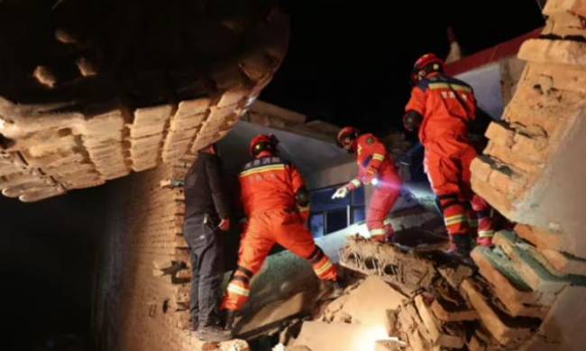 Китай сколихнув потужний землетрус: понад 100 людей загинули фото