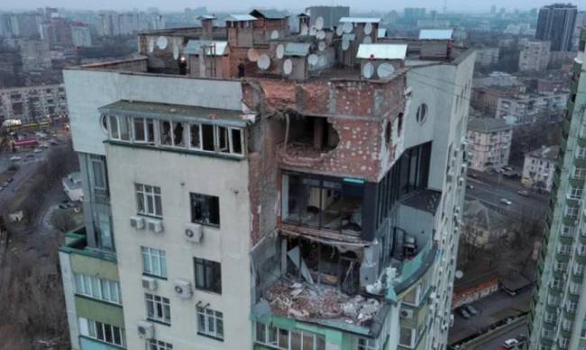 У Києві влучання в багатоповерхівку, є поранені, «прильоти» у двох південних областях, знищено 24 з 28 шахедів фото