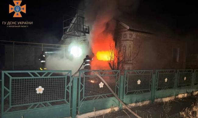 У Запорізькій області через ворожий обстріл сталася пожежа — спалахнув будинок  фото