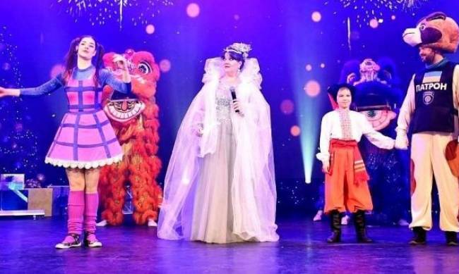 Яскраве і динамічне: незламна запорізька малеча дочекалася відбою тривалої повітряної тривоги, щоб побачити новорічне шоу фото