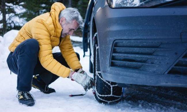 Сіль не допоможе при сильному морозі. Водіям дали важливу пораду через негоду в Україні фото