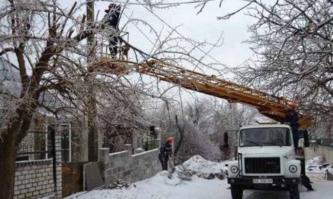 У Запорізькій області через негоду без енергопостачання залишаються майже дві тисячі споживачів  фото