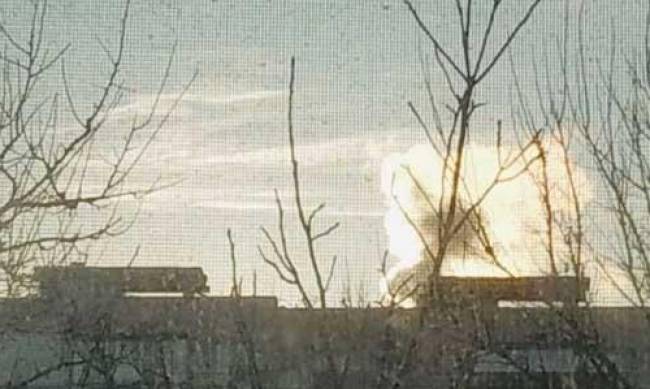 У Бердянську пролунали вибухи, здійнявся стовп диму фото