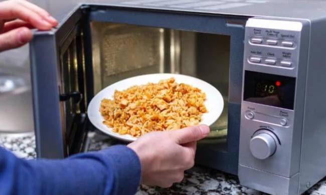 Стають небезпечними: лікарка назвала продукти, які не можна розігрівати у мікрохвильовці фото