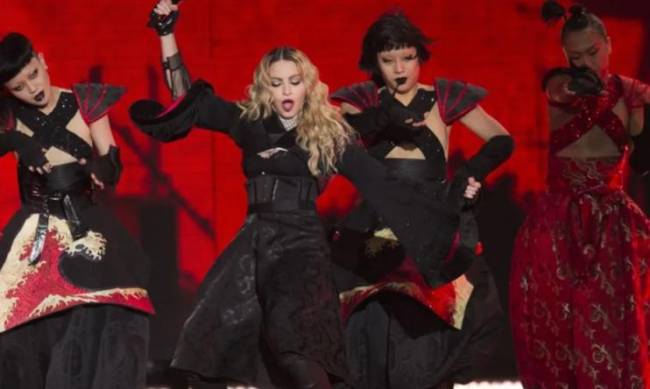 Шанувальники подали до суду на Мадонну через пізній початок концерту фото