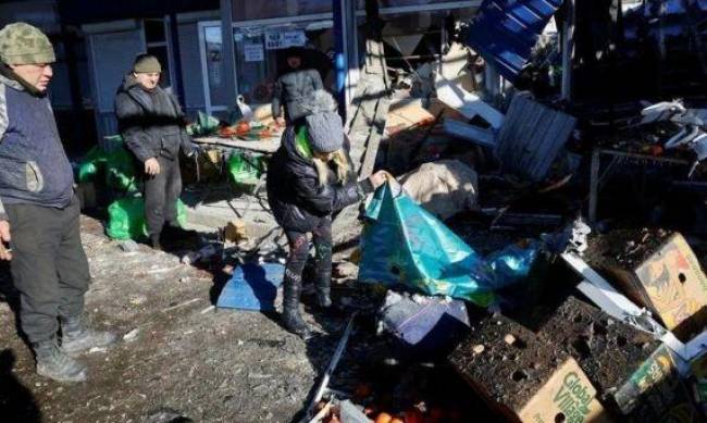 Що відомо про удар по ринку в Донецьку, який забрав життя десятків людей фото