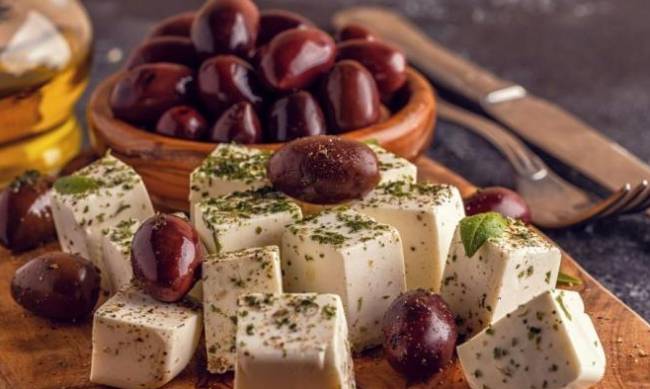 Маринована бринза з маслинами: простий рецепт оригінальної закуски  фото