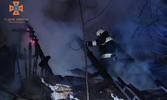 У Запоріжжі через необережність під час паління спалахнув будинок фото