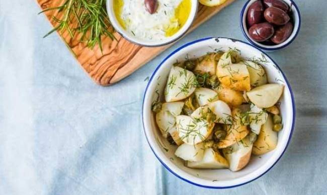  Картопля із заправкою з бринзи та оливок: рецепт ефектного гарніру  фото