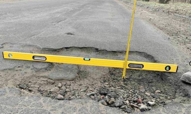 Яма на ямі: запорізька влада шукатиме кошти хоча б на аварійний ремонт доріг після зими фото