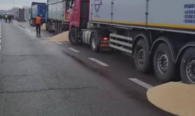 Польські фермери висипали зерно з українських вантажівок на кордоні фото