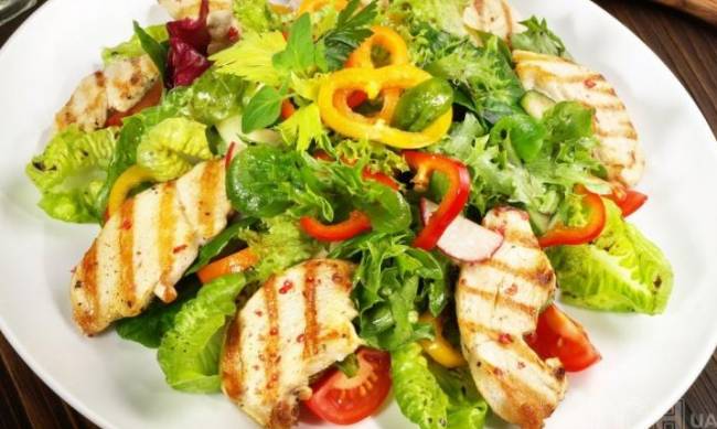 Салат з курячим філе та овочами: рецепт корисної страви  фото