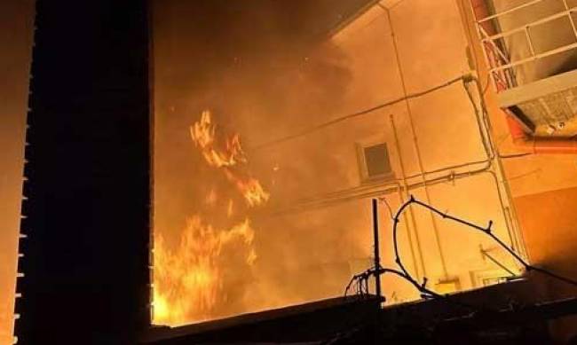 Уночі у Львові прогримів вибух та спалахнула пожежа на обєкті промисловості — ОВА фото