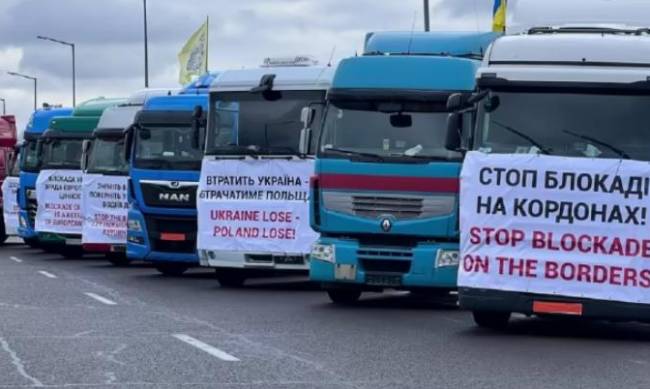 Українські перевізники почали блокувати польські вантажівки фото