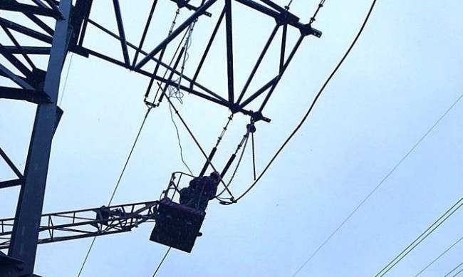 У Запорізькій області повернули світло 1,6 тисячі родинам, які понад рік залишалися без світла через рашистські обстріли  фото