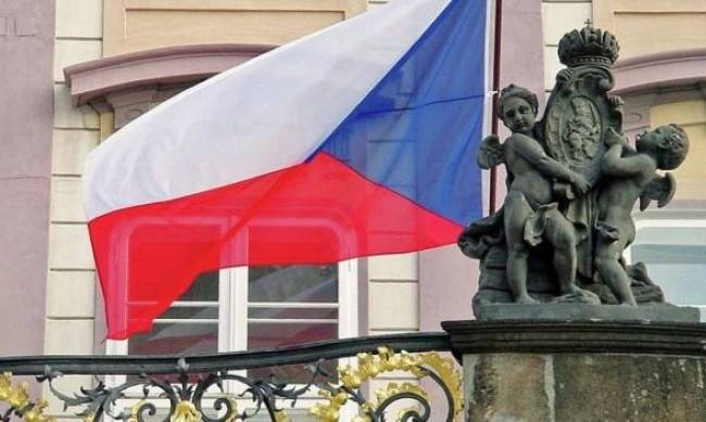 Чехія продовжила заборону на видачу віз і посвідок на проживання росіянам і білорусам фото