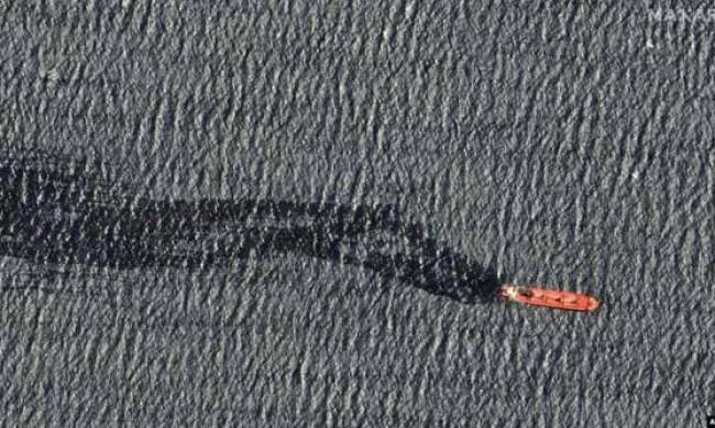 Потопленное хуситами судно угрожает окружающей среде Красного моря фото