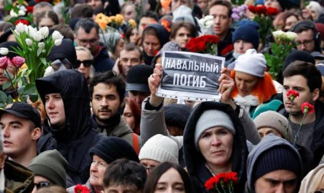 И мертвый не дает покоя: суды в четырех регионах России признали фамилию «Навальный» символикой экстремистской организации фото