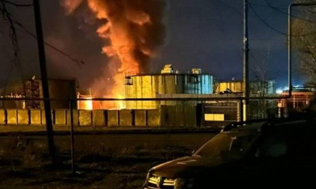 Прилетело четыре дрона: в Таганроге атакован авиазавод, где ремонтируют ДРЛО А-50 фото