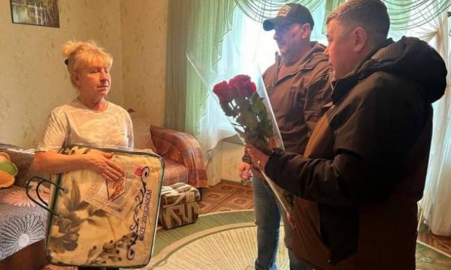 Плед за загиблого сина: окупанти привітали зі святом матір зрадника з Приморська фото