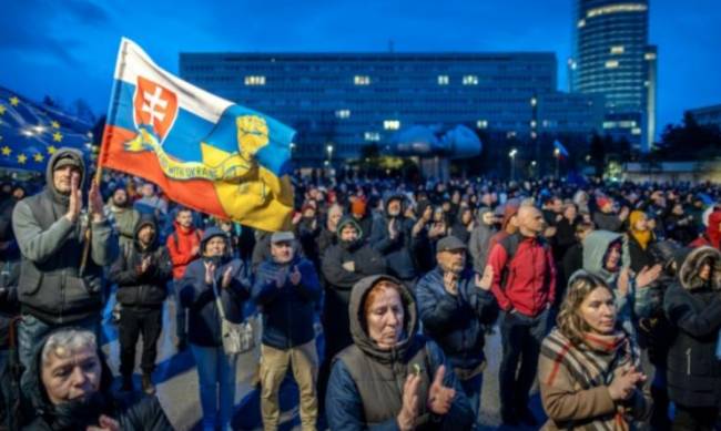 У Братиславі cотні людей вийшли на акцію проти проросійської політики уряду Фіцо фото