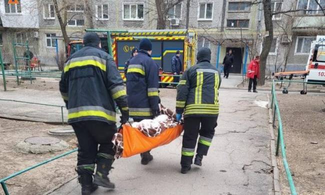 У Запоріжжі чоловіку стале зле у власній квартирі — знадобилася допомога рятувальників фото
