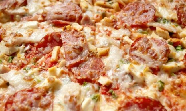 Рецепт лінивої піци на лаваші з сиром та ковбасою  фото