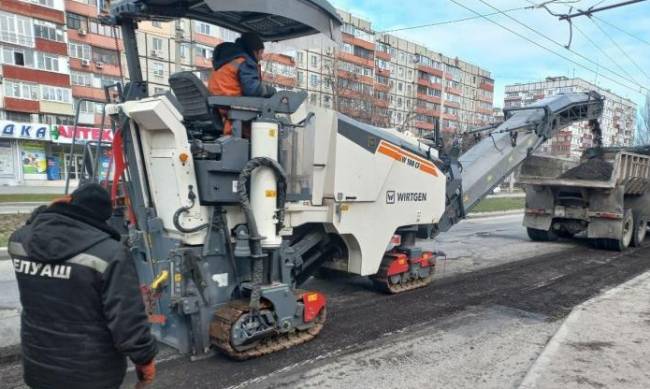 Ями на дорогах заважають і військовим: у Запоріжжі почали ремонтувати найбільш аварійні ділянки фото