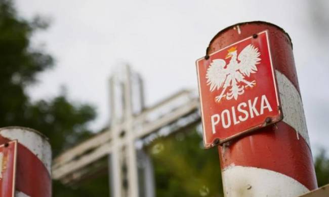 Польські фермери повністю заблокували п’ять пунктів пропуску для вантажівок з України фото