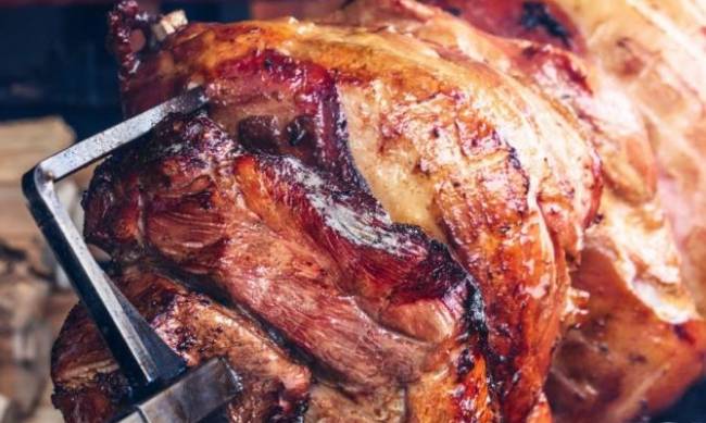 Свинина, запечена в духовці на ґратах: рецепт розкішної гарячої страви  фото