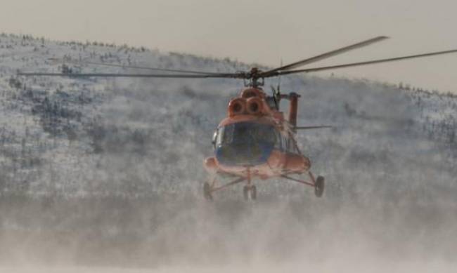 Двигатель отказал: в Магаданской области совершил жесткую посадку вертолет, перевозивший золотоискателей  фото