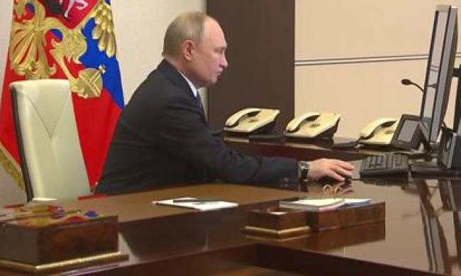 Не с первого раза: у Путина возникли проблемы с онлайн-голосованием фото