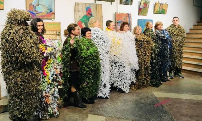 «Розвідники у квітах» і «Розлючена вишиванка»: у запорізькому музеї відкрилася виставка яскравих сіток-картин фото