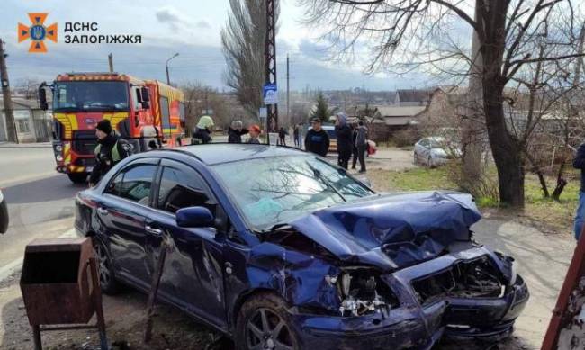 У Запоріжжі рятувальники деблокували водія з понівеченого внаслідок ДТП автомобіля фото