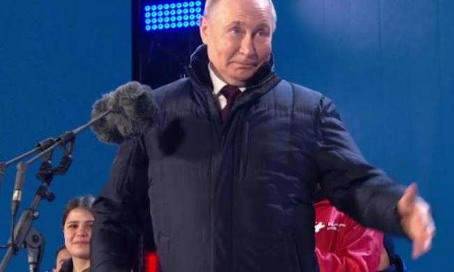 Шел третий год СВО: Путин выступил на Красной площади благодаря уникальному бронежилету фото