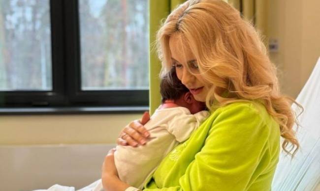 42-річна Лілія Ребрик із новонародженою донечкою виписалася з пологового фото