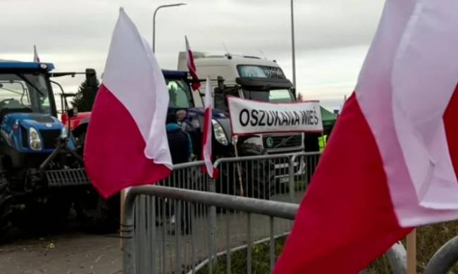 Польські фермери заблокували рух українських автобусів у пункті пропуску Медика - Шегині фото