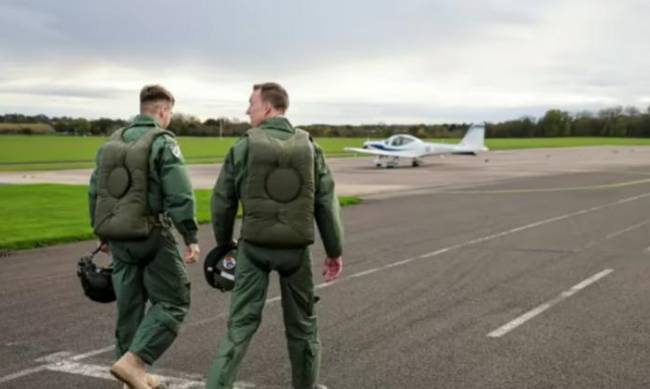 10 українських пілотів пройшли базове навчання на винищувачах у Великій Британії  фото