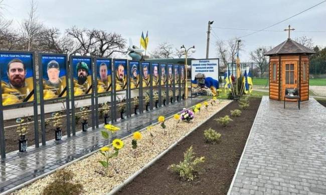 У селищі на Запоріжжі біля Алеї  пам’яті загиблих  Героїв встановили символ віри і пошани  фото