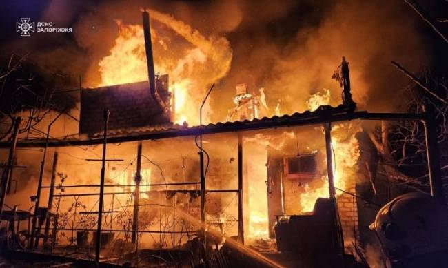 У Запоріжжі через коротке замикання електромережі спалахнув двоповерховий будинок  фото