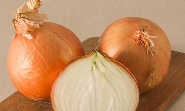 Королева драми. Чому ми завжди плачемо, коли нарізаємо цибулю, і як стримати сльози фото