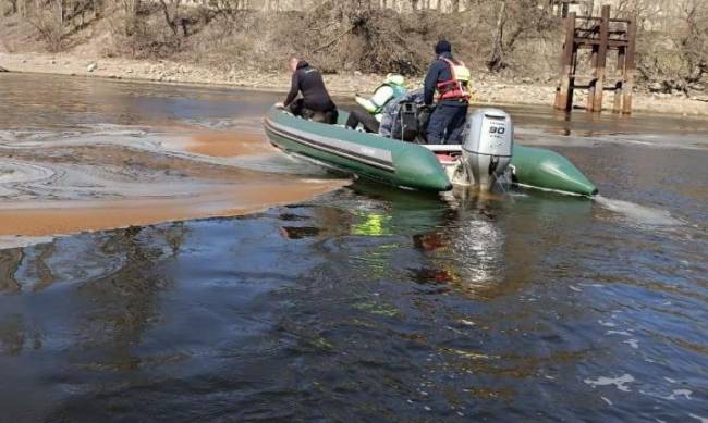 Рятівний «Еконадін»: у Запоріжжі фахівці екоінспекції обробили у Дніпрі плями з нафтопродуктами фото