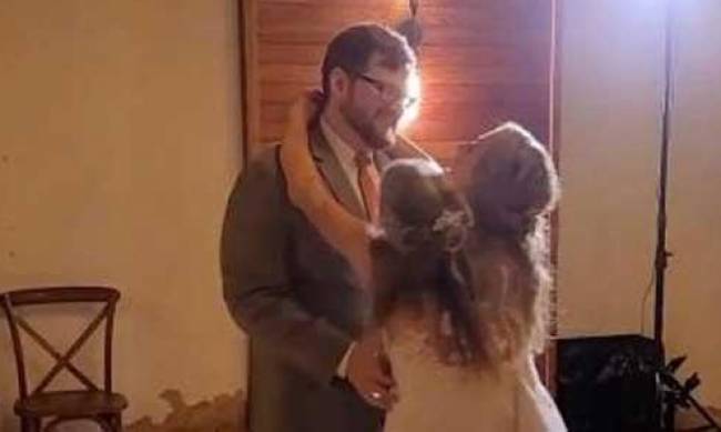Сіамська близнючка вийшла заміж за ветерана армії фото