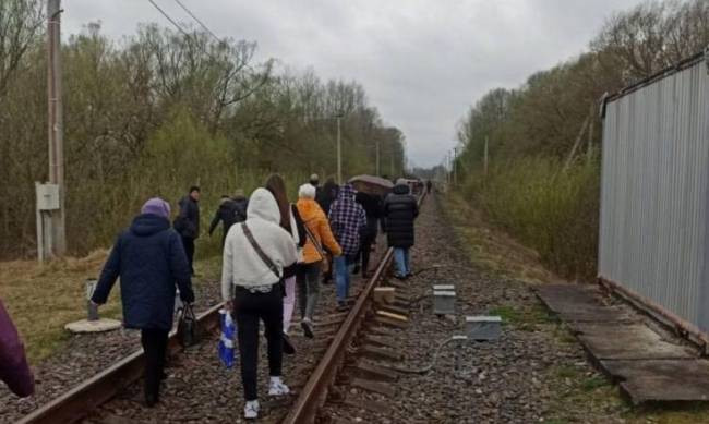 Положил газовый баллон на рельсы: житель Калининградской области  хотел, чтобы пассажиры поезда опоздали на работу фото