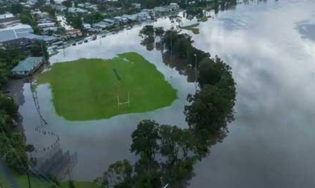 Сотни людей пострадали от наводнения на востоке Австралии фото