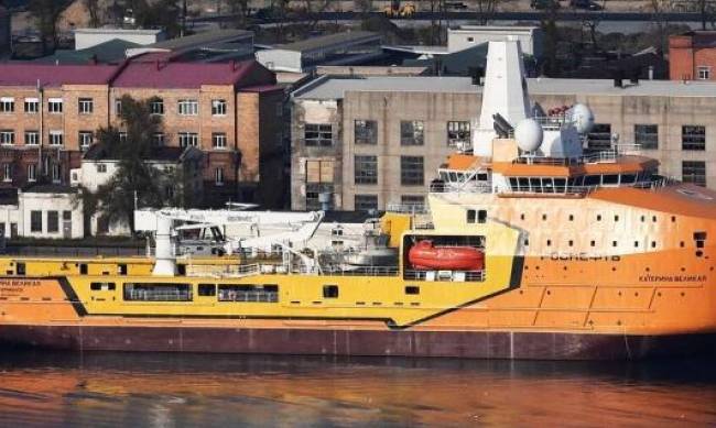 Загорелась  Катерина Великая: во Владивостоке в результате пожара на уникальном ледоколе  погиб человек фото