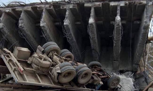 Обвалились четыре пролета: в Смоленской области мост с автомобилями рухнул на железнодорожные пути фото