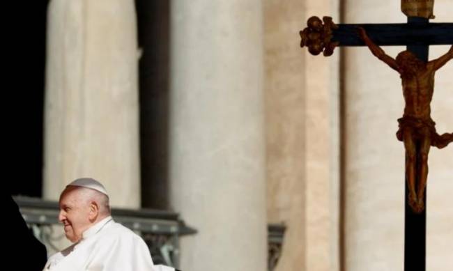 Ватикан назвав гендерну теорію і сурогатне материнство «загрозами людській гідності» фото